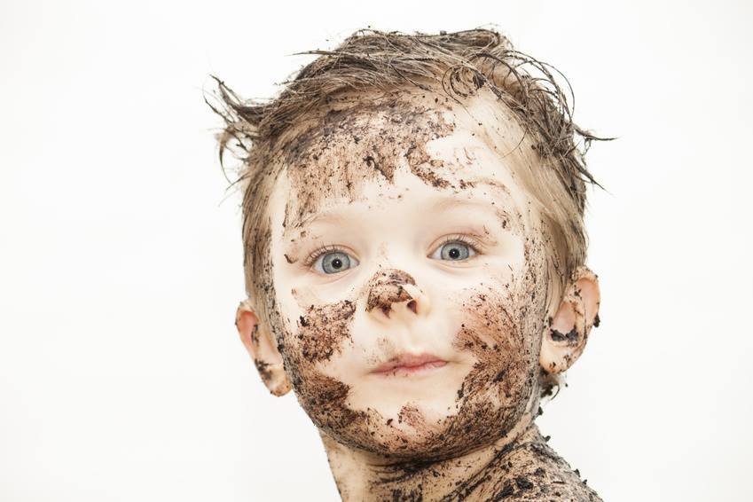 Lassen Sie Ihre Kinder im Matsch spielen | Gesundheit.SI