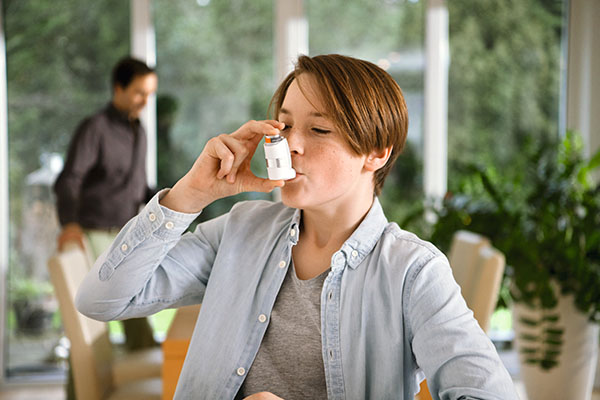 Bei Jungen bis 14 Jahren wird häufig ein Asthma diagnostiziert. Deshalb ist es wichtig, Asthma früh zu erkennen und konsequent zu behandeln. Foto: AOK/hfr.